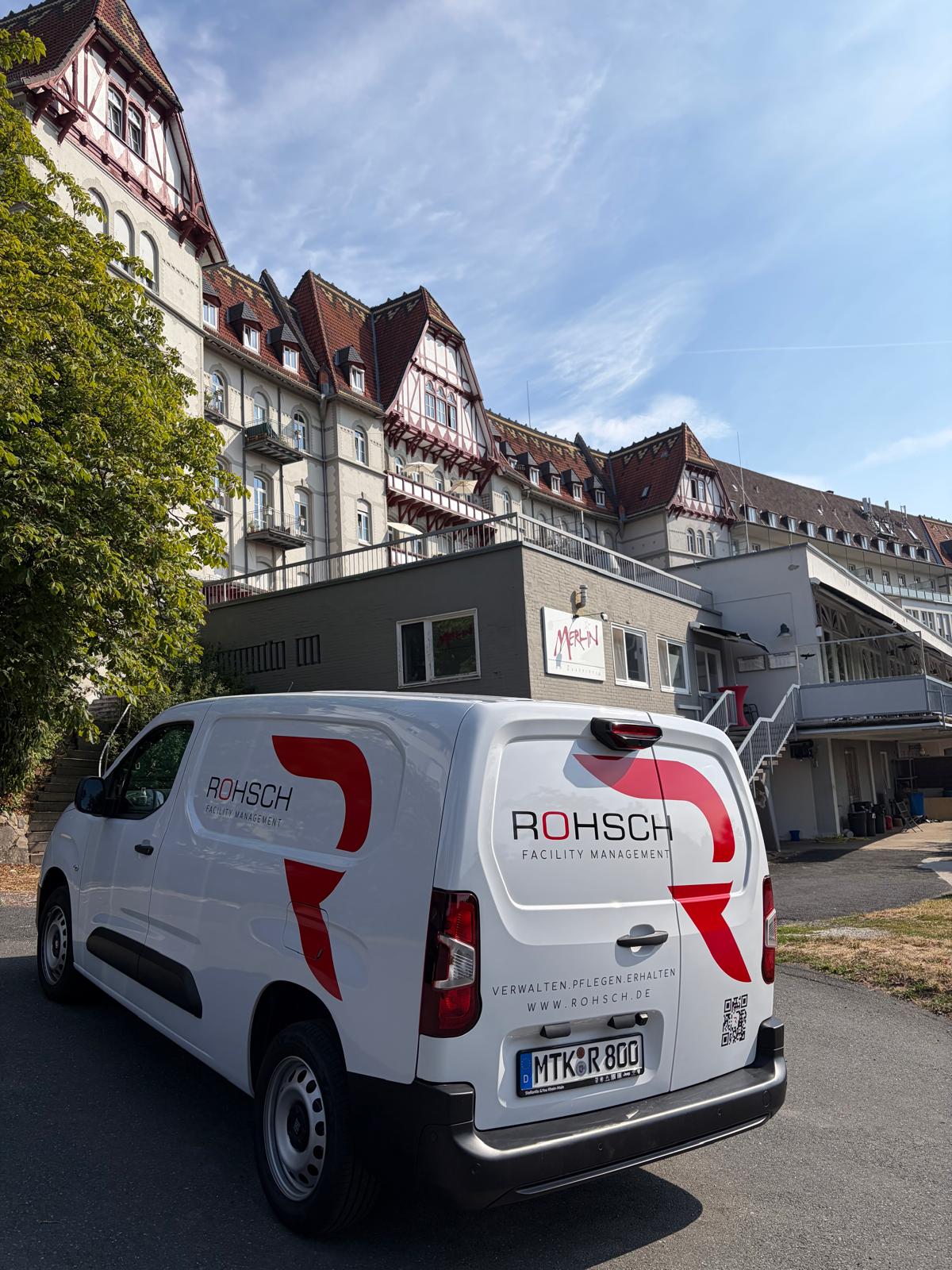 ROHSCH-Servicefahrzeug vor einem historischen Gebäudekomplex im Rhein-Main-Gebiet